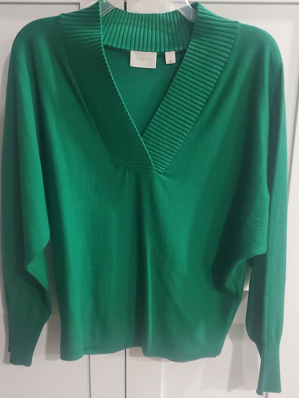 Cyrus Emerald Green V-Neck Sweater 80%rayon